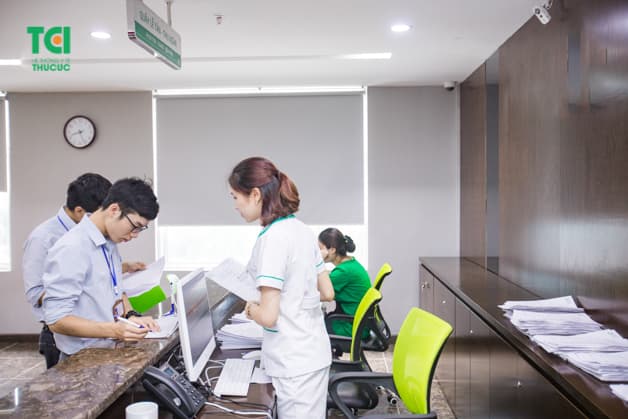 Nhận hồ sơ thăm khám tại quầy lễ tân là bước đầu tiên trong quy trình khám sức khỏe