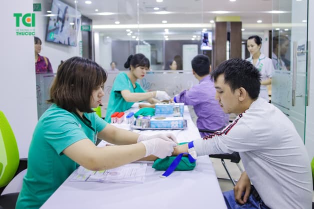 Xét nghiệm máu là danh mục cần thiết giúp người lao động sớm phát hiện nhiều mầm mống bệnh trong cơ thể