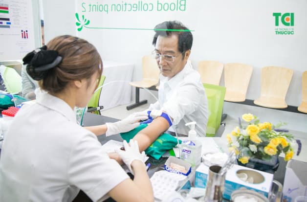 Xét nghiệm máu là danh mục cần thiết trong gói khám và NSND Trọng Trinh luôn tích cực tham gia