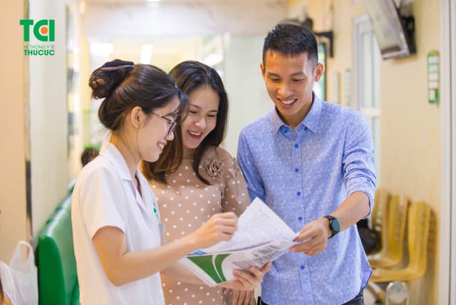 Cầu thủ Hùng Dũng đưa vợ đi khám thai