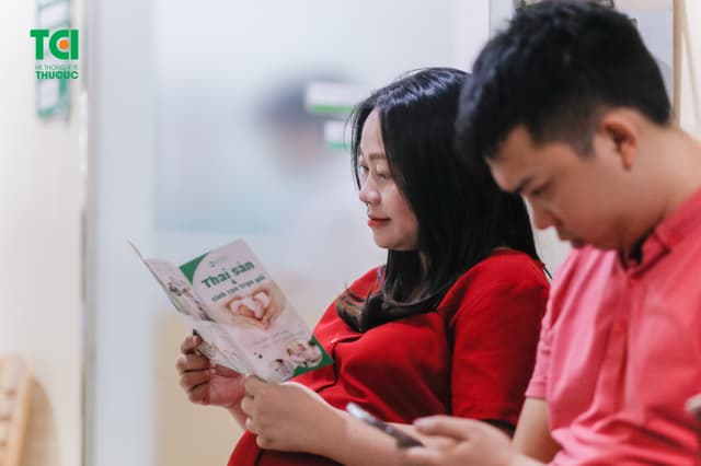 Hot mom Quỳnh Giang đi khám thai