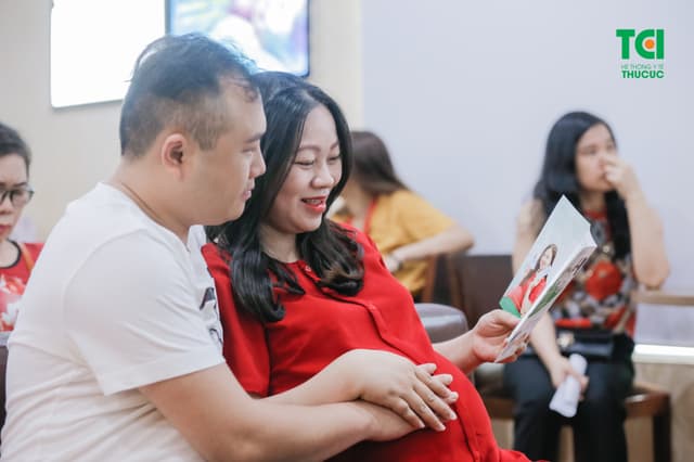 Hot mom Quỳnh Giang đi khám thai