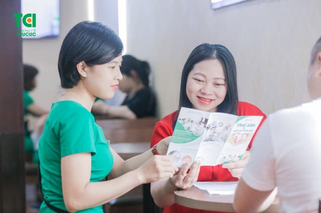 Hot mom Quỳnh Giang đi khám thai