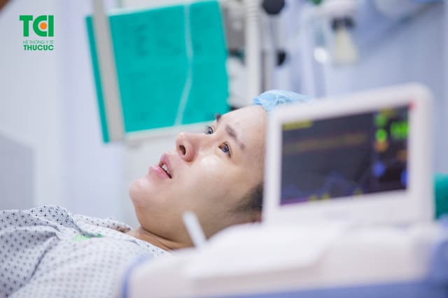 Cầu thủ Đỗ Hùng Dũng đưa vợ đi sinh