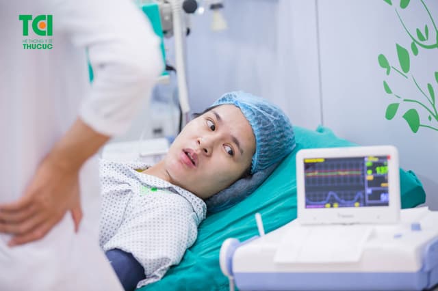 Cầu thủ Đỗ Hùng Dũng đưa vợ đi sinh