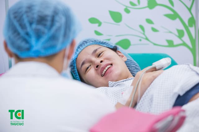 Cầu thủ Đỗ Hùng Dũng đưa vợ đi sinh