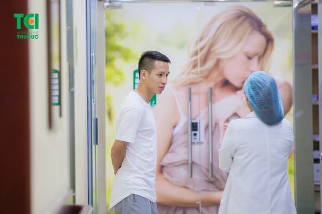 Cầu thủ Đỗ Hùng Dũng đưa vợ đi sinh