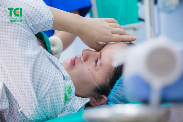 Cầu thủ Đỗ Hùng Dũng đưa vợ đi sinh