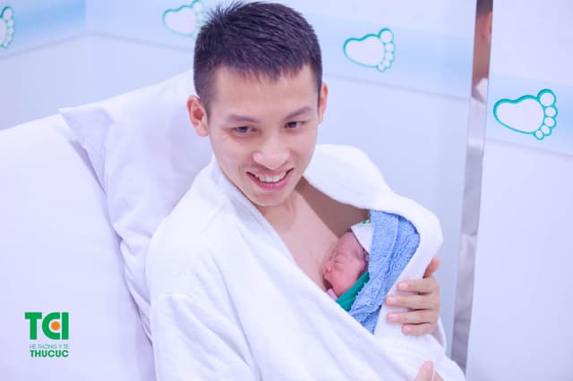 Cầu thủ Đỗ Hùng Dũng đưa vợ đi sinh