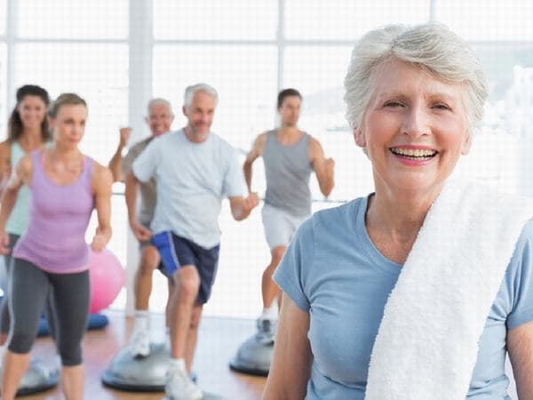 Để phòng loãng xương, chị em nên chú ý tăng cường vận động