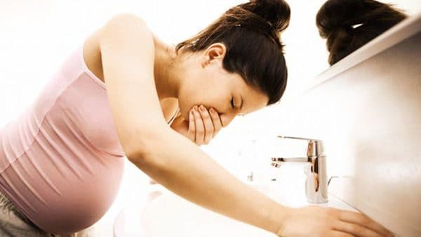 Nguyên nhân dẫn đến cảm giác buồn nôn ở cổ họng