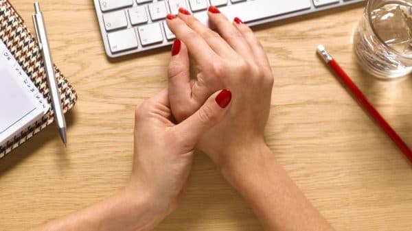 Đau khớp ngón tay do nguyên nhân nào?