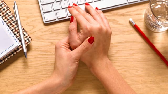 Đau khớp ngón tay là dấu hiệu của bệnh gì?