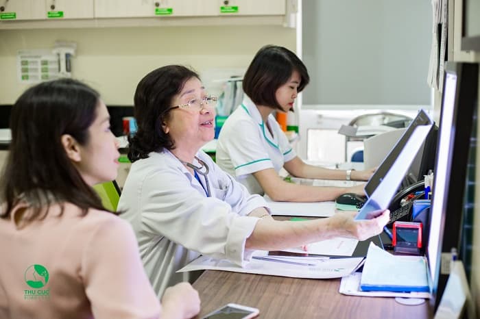 Tùy từng loại gãy, lứa tuổi mà có phương pháp điều trị gãy xương bánh chè bảo tồn hay phẫu thuật.