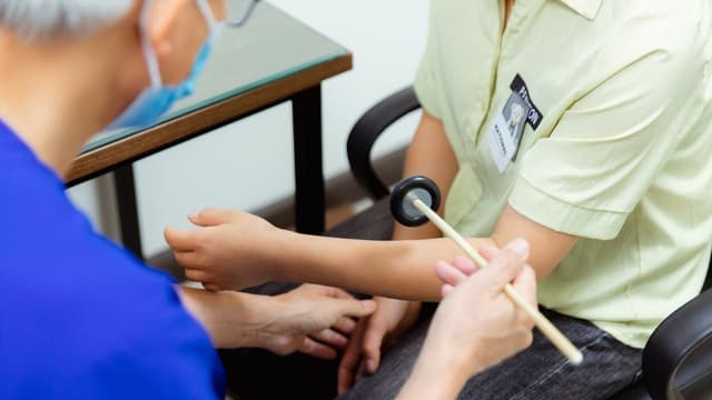 Tại sao bạn lại bị tê bì chân tay khi ngủ