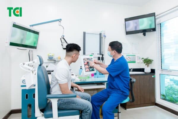 Người bệnh có các dấu hiệu bất thường ở vùng họng có thể được chỉ định nội soi