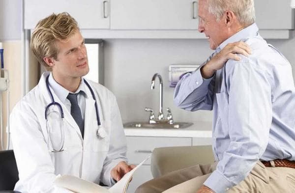 Người bệnh cần đi khám để có biện pháp điều trị viêm khớp vai hiệu quả