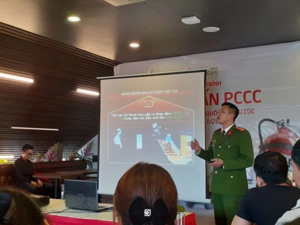 Giảng viên Công An quận Tây Hồ - Thượng úy Nguyễn Thành Trung chia sẻ các kiến thức bổ ích về hoạt động phòng cháy chữa cháy.