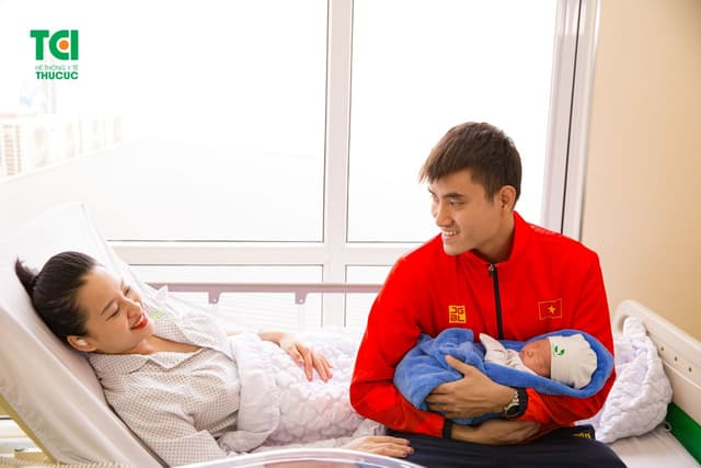 Kiếm Thủ Vũ Thành An cùng vợ đi sinh