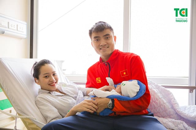 Kiếm Thủ Vũ Thành An cùng vợ đi sinh