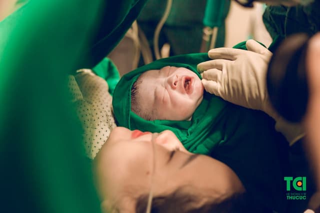 Kiếm Thủ Vũ Thành An cùng vợ đi sinh