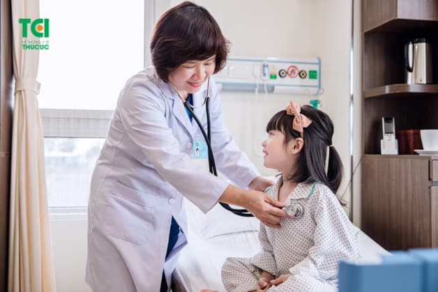 Đưa trẻ đi khám để có biện pháp điều trị viêm họng kịp thời, tránh để viêm họng tái lại