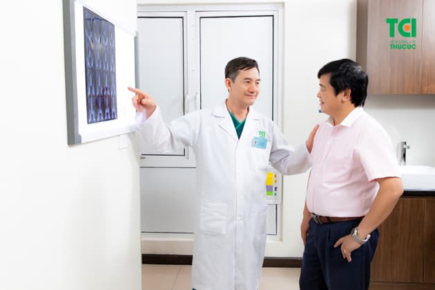 Đi khám sức khỏe định kỳ để tầm soát các bệnh lý về sỏi đường tiết niệu