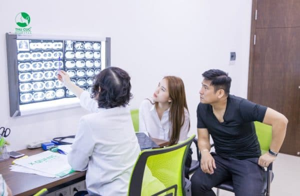 Vợ chồng Minh Tiệp lo lắng khi được bác sĩ đọc kết quả