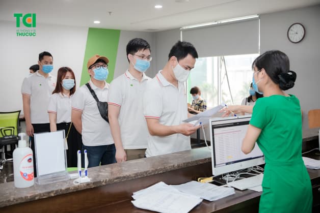 Người lao động nên kiểm tra thông tin tại quầy lễ tân trước khi khám sức khỏe