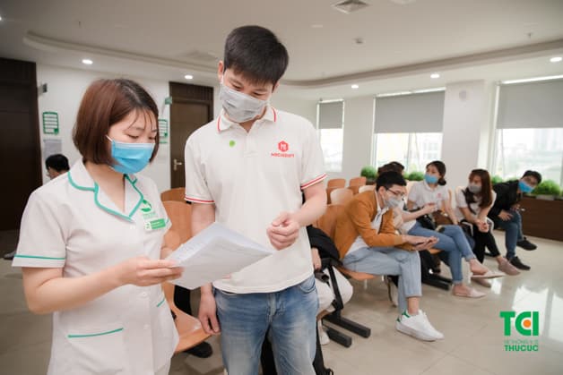 Nhân viên và điều dưỡng viên tại Bệnh viện Thu Cúc luôn giúp đỡ, điều hướng tận tình cho người lao động giúp tiết kiệm thời gian khám tối đa