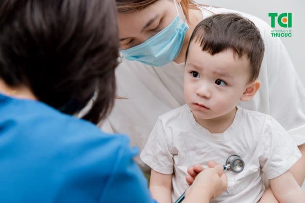 Thăm khám cho trẻ bị sốt