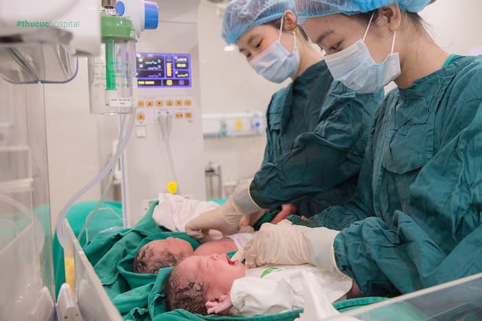 đẻ mổ thai đôi ngôi ngược