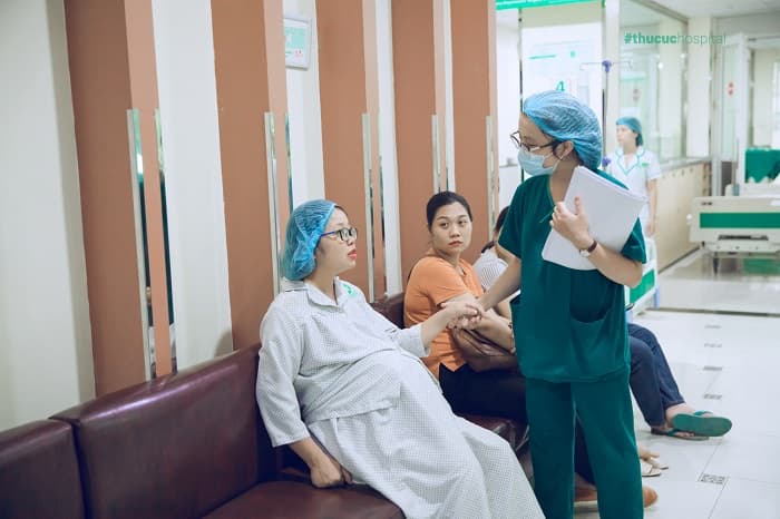 đẻ mổ thai đôi bị thiếu ối