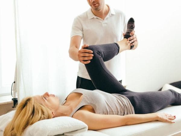 Người bệnh cần tiến hành vật lý trị liệu kết hợp để cải thiện sớm chức năng vận động