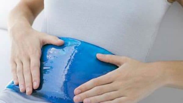 Với những cơn đau do sỏi thận bạn có thể giảm đau tạm thời bằng cách nghỉ ngơi tại chỗ và chườm nóng lên vùng bị đau (ảnh minh họa)