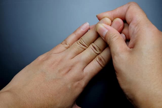 Lý do thường xuyên bị tê đầu ngón tay