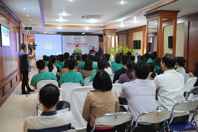 Cán bộ nhân viên, y bác sỹ tại Hệ thống Y tế Thu Cúc