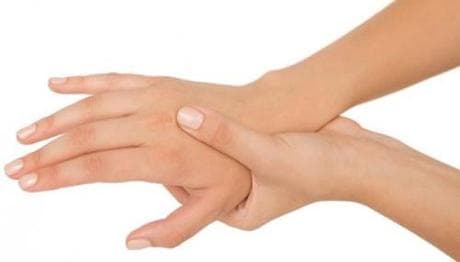 Tê mỏi chân tay khiến người bệnh có cảm giác như kiến bò, đau nhức. Tê mỏi chân tay là biểu hiện của bệnh gì?