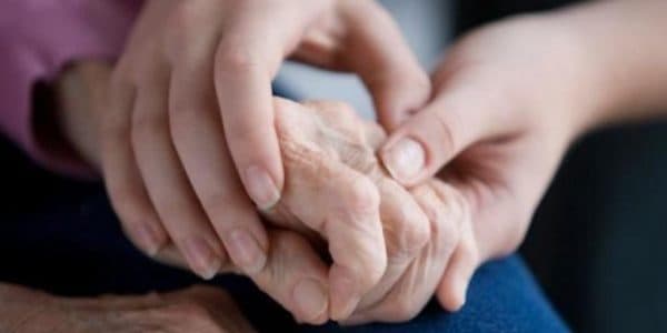 tuổi già dễ bị đau khớp ngón tay