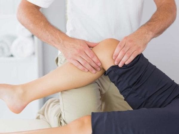 Sau điều trị, người bệnh cần tuân thủ theo đúng hướng dẫn của bác sĩ để cải thiện sớm khả năng vận động