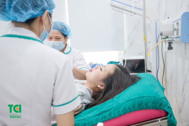 Á khôi Huyền Giang đi sinh “quý tử” tại Bệnh viện ĐKQT Thu Cúc