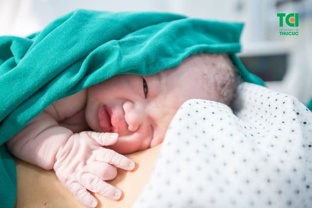 Á khôi Huyền Giang đi sinh “quý tử” tại Bệnh viện ĐKQT Thu Cúc