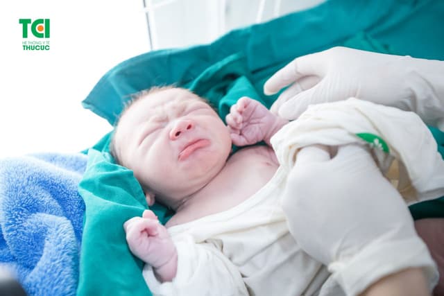 Á khôi Huyền Giang đi sinh “quý tử” tại Bệnh viện ĐKQT Thu Cúc