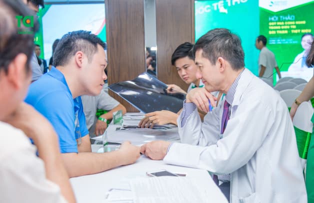 Người bệnh tham vấn ý kiến bác sĩ về các biện pháp phòng ngừa và điều trị sỏi thận ở bệnh viện Thu Cúc