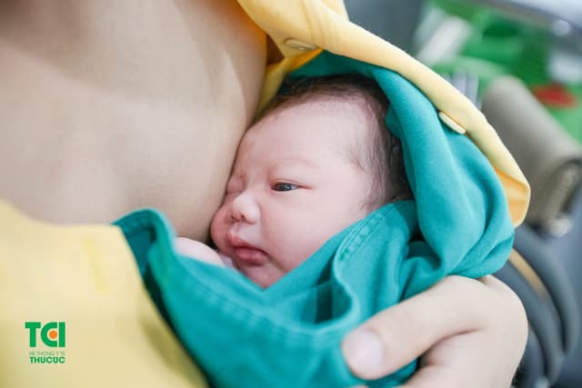 Á khôi Huyền Giang đi sinh “quý tử” tại Bệnh viện ĐKQT Thu Cúc