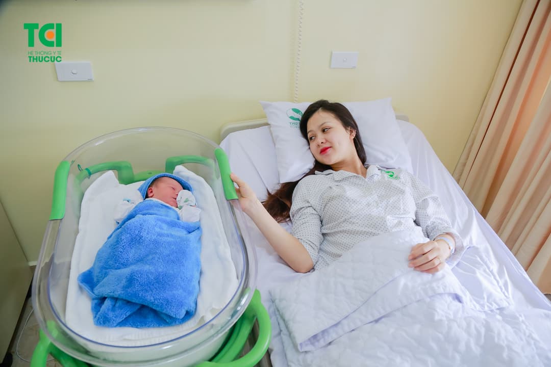 Á khôi Huyền Giang đi sinh “quý tử” tại Bệnh viện ĐKQT Thu Cúc