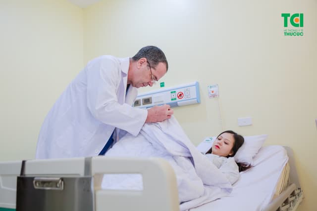 Á khôi Huyền Giang đi sinh “quý tử” tại Bệnh viện ĐKQT Thu Cúc