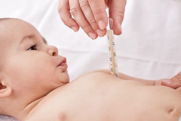 trẻ bị sốt mẹ nên đo nhiệt độ cơ thể bé bằng nhiệt kế và nên đo ở nách của trẻ. (ảnh minh họa)