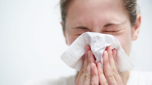 Bệnh cúm A/H1N1 có các biểu hiện giống như bệnh cúm thông thường như Ho, sốt, sổ mũi/nghẹt mũi, nhức mỏi,... nhưng mức độ của bệnh thường nặng hơn nhiều. (ảnh minh họa)