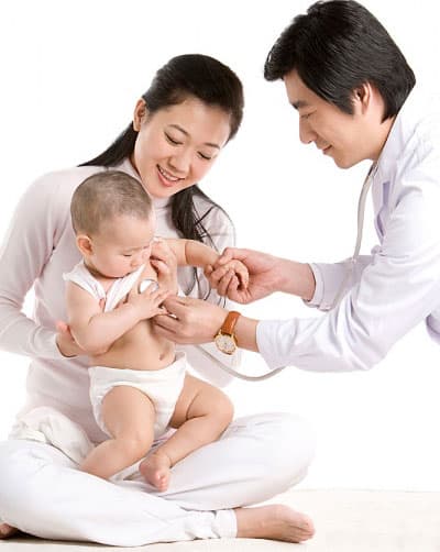 Bé chậm mọc răng mẹ đừng quá lo lắng, hãy chăm sóc bé chu đáo và nên cho con đi thăm khám với bác sĩ để xem bé thiếu chất dinh dưỡng gì để bổ sung phù hợp. (ảnh minh họa)